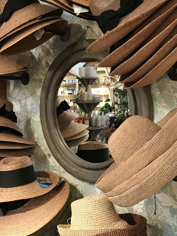 Quelles astuces pour porter des chapeaux en feutre sans alourdir une tenue estivale?