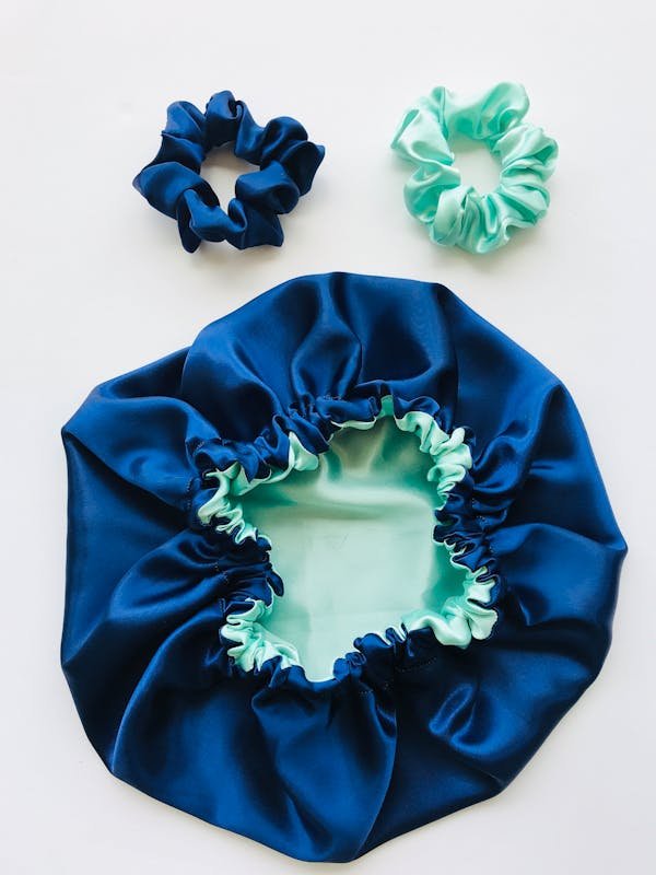 Choisissez le bonnet en satin idéal pour vos cheveux précieux